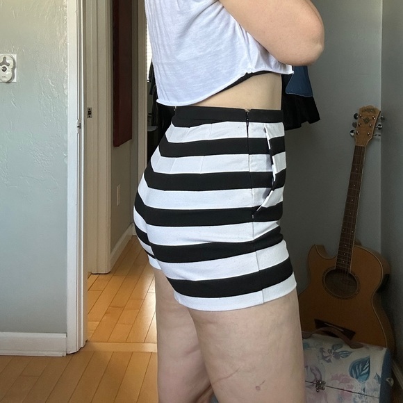 3/$20 Vintage Express Shorts, black and white stripe, size 2 - Picture 3 of 8